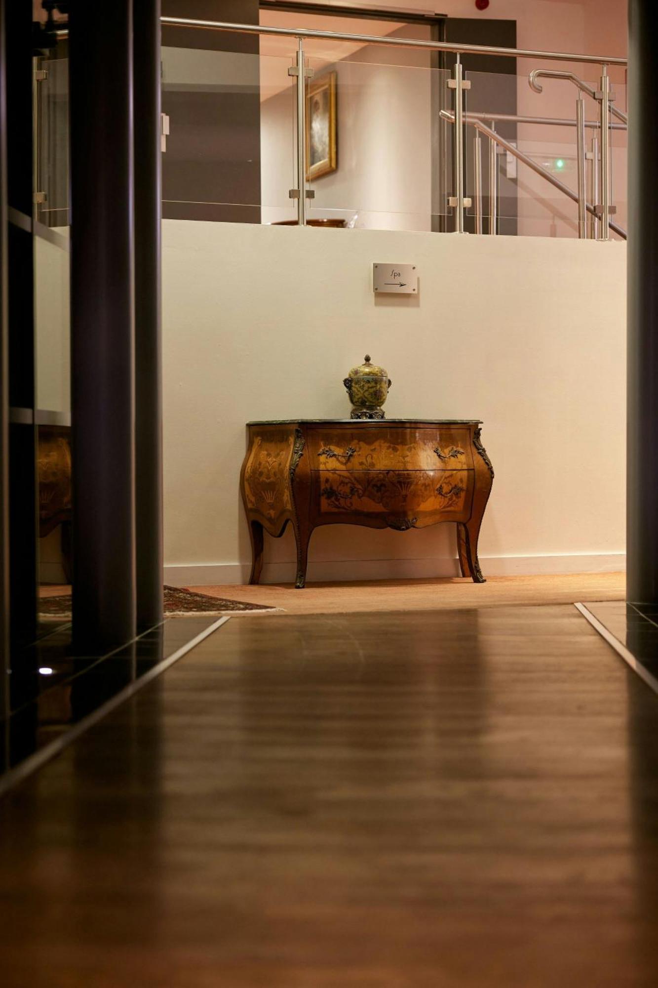 L'Hermitage Gantois, Autograph Collection Lille Exterior foto A console table