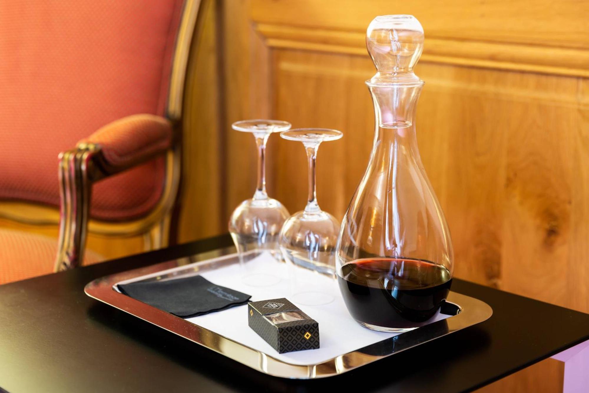 L'Hermitage Gantois, Autograph Collection Lille Exterior foto A decanter of wine